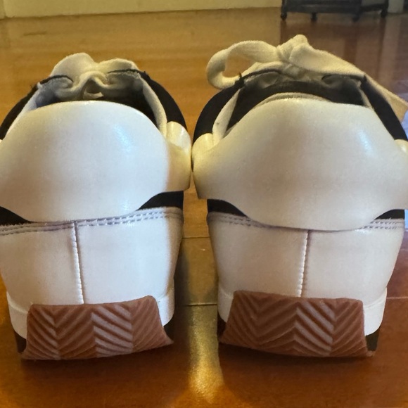 Black and white Loft sneakers. Size 8, new in box - Picture 4 of 5